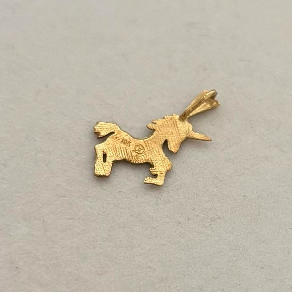 Vintage 10k Solid Gold Yellow Gold Unicorn Necklace Charm Pendant - Picture 4 of 7